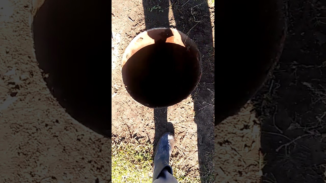 Tiro viejo tubo a un pozo de arrozera abandonado!