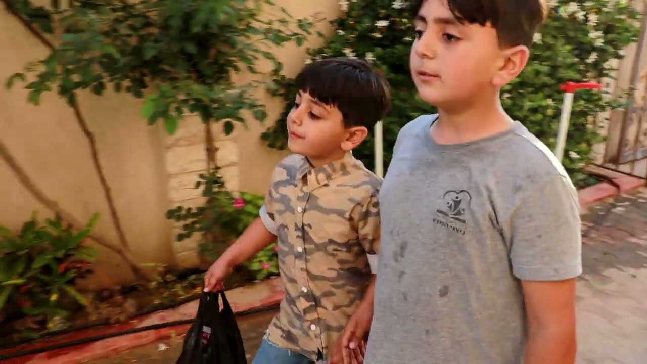 ولد صغير  يشتغل في شركة عشان يجيب أكل  - شوف حصل ايه😱