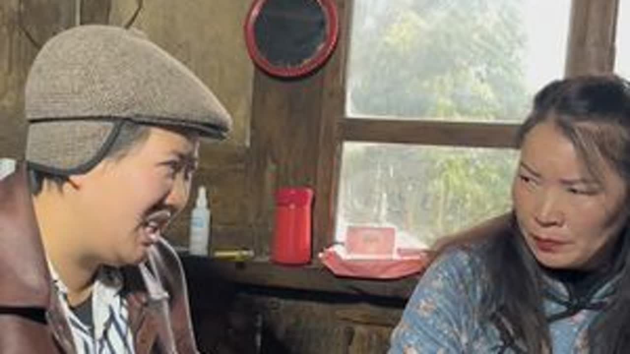 封建迷信不能信，想要发财还要自己去赚，天上会掉馅饼@卢百万（小雪） #抖音记录农村生活 #幽默笑话段子