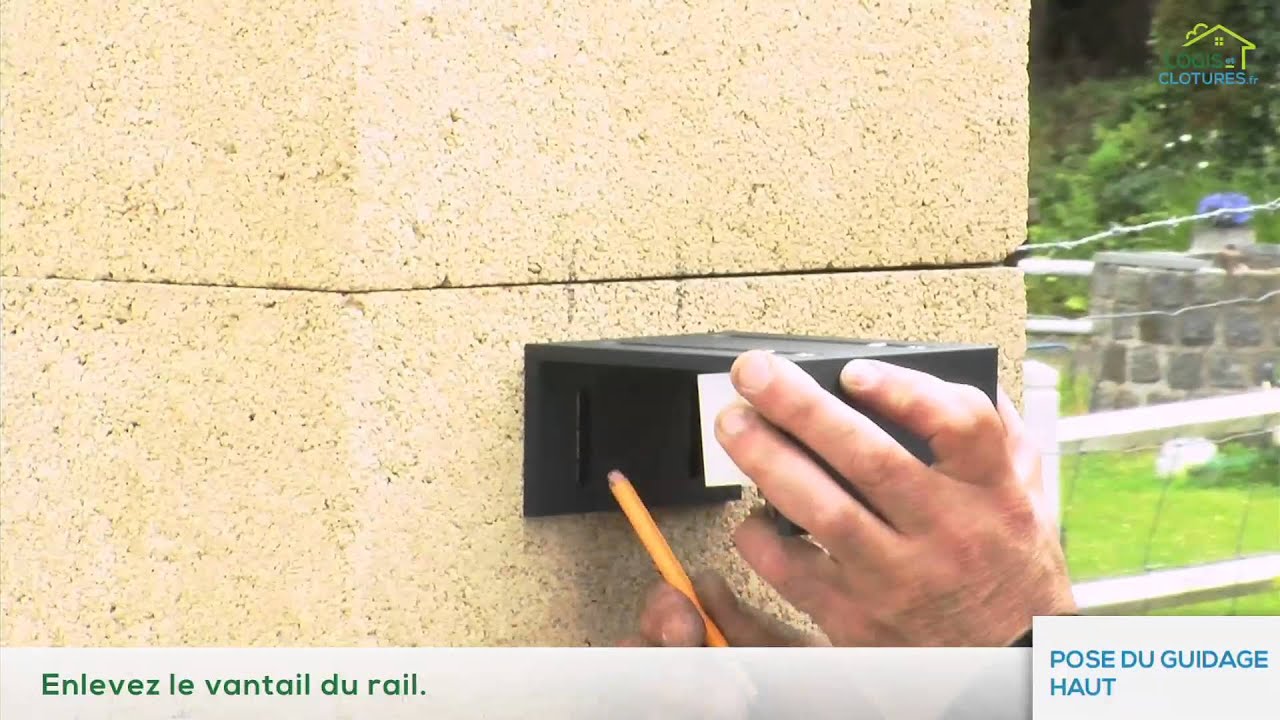 Installation portail coulissant, pose du guidage haut, par Logis et Clôtures