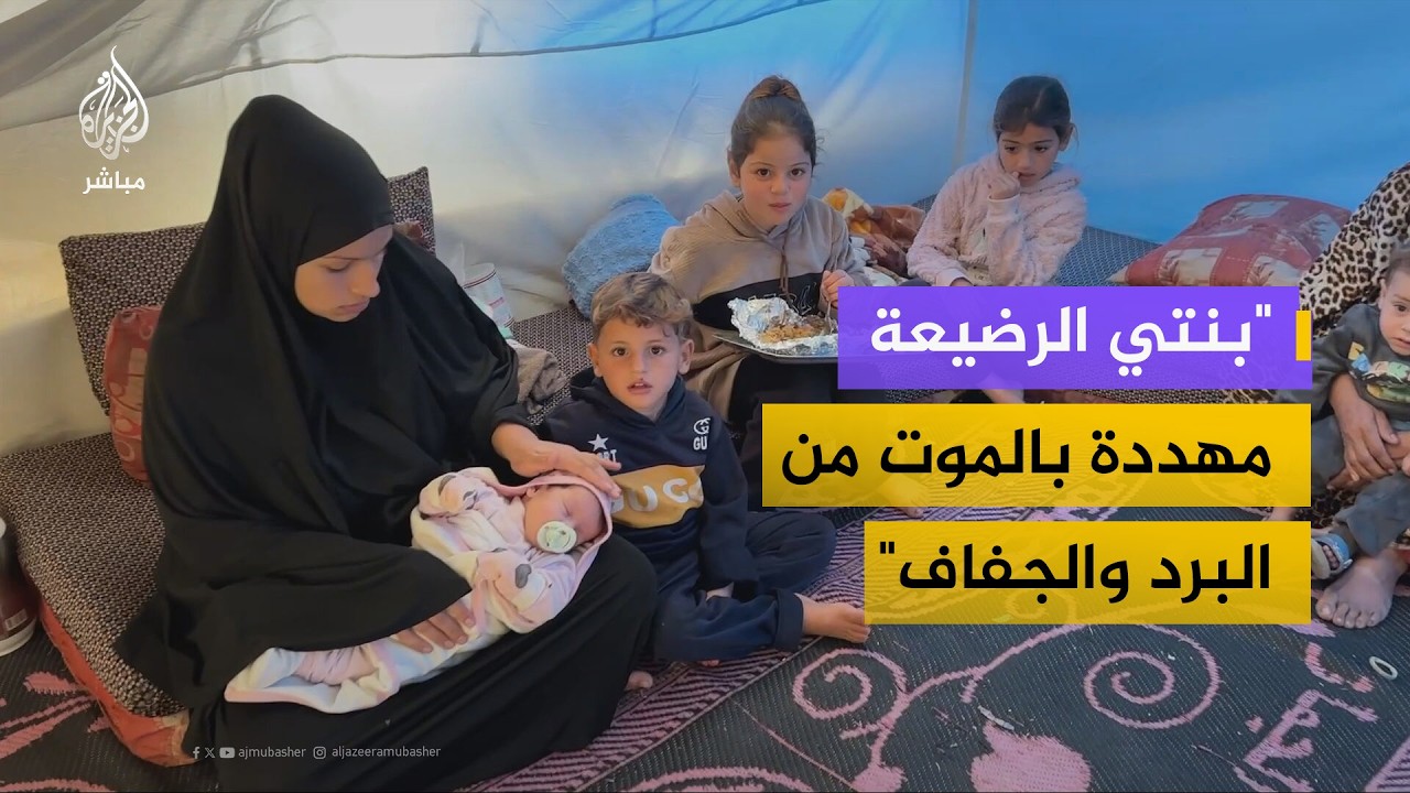 أم في غزة تطعم رضيعتها 
