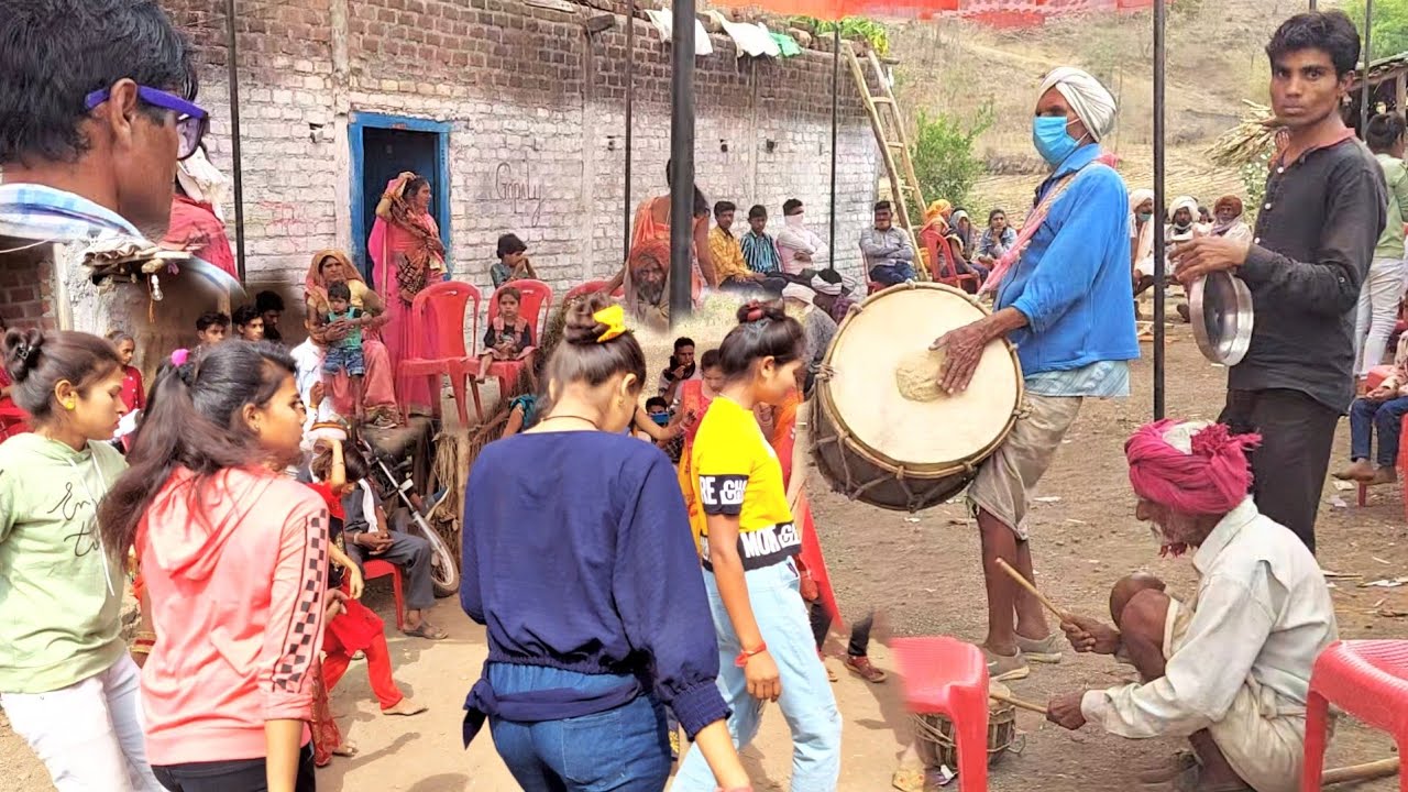 आदिवासी मांदल (ढोल) पर डांस #ढोल_मांदल // Adivasi mandal video