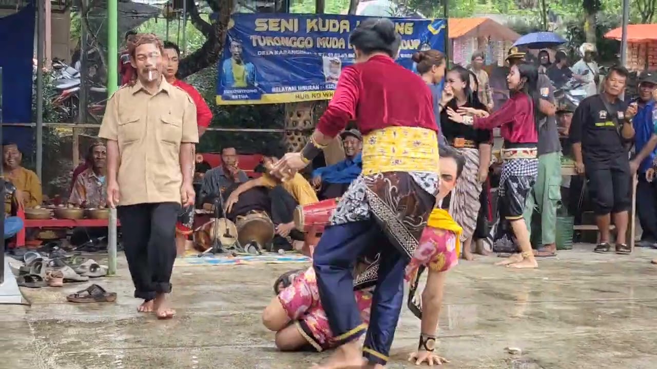 Seni kuda Kepang di Bawah Hujan Sampai Terpleset