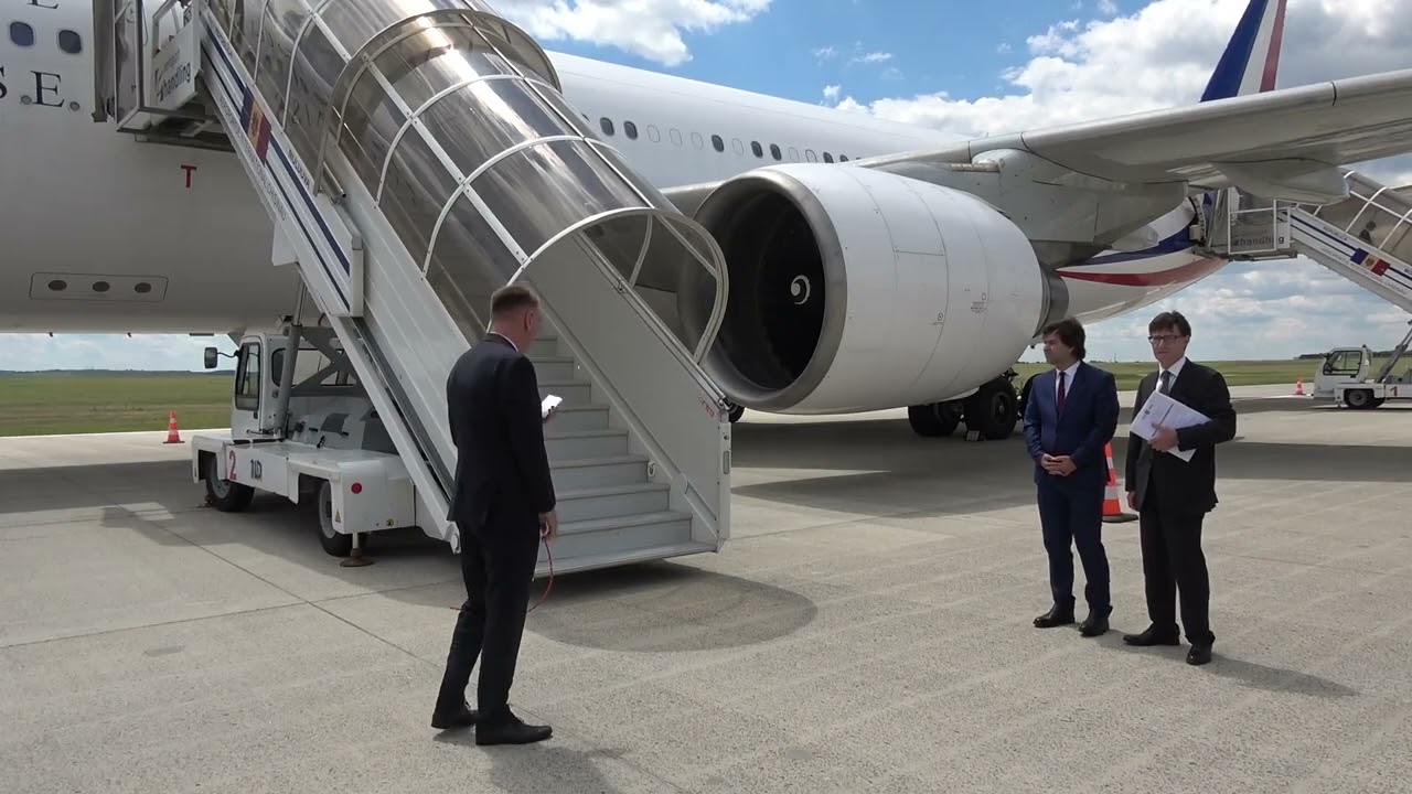 Sosirea Președintelui Republicii Franceze, Emmanuel Macron, pe Aeroportul Internațional Chișinău