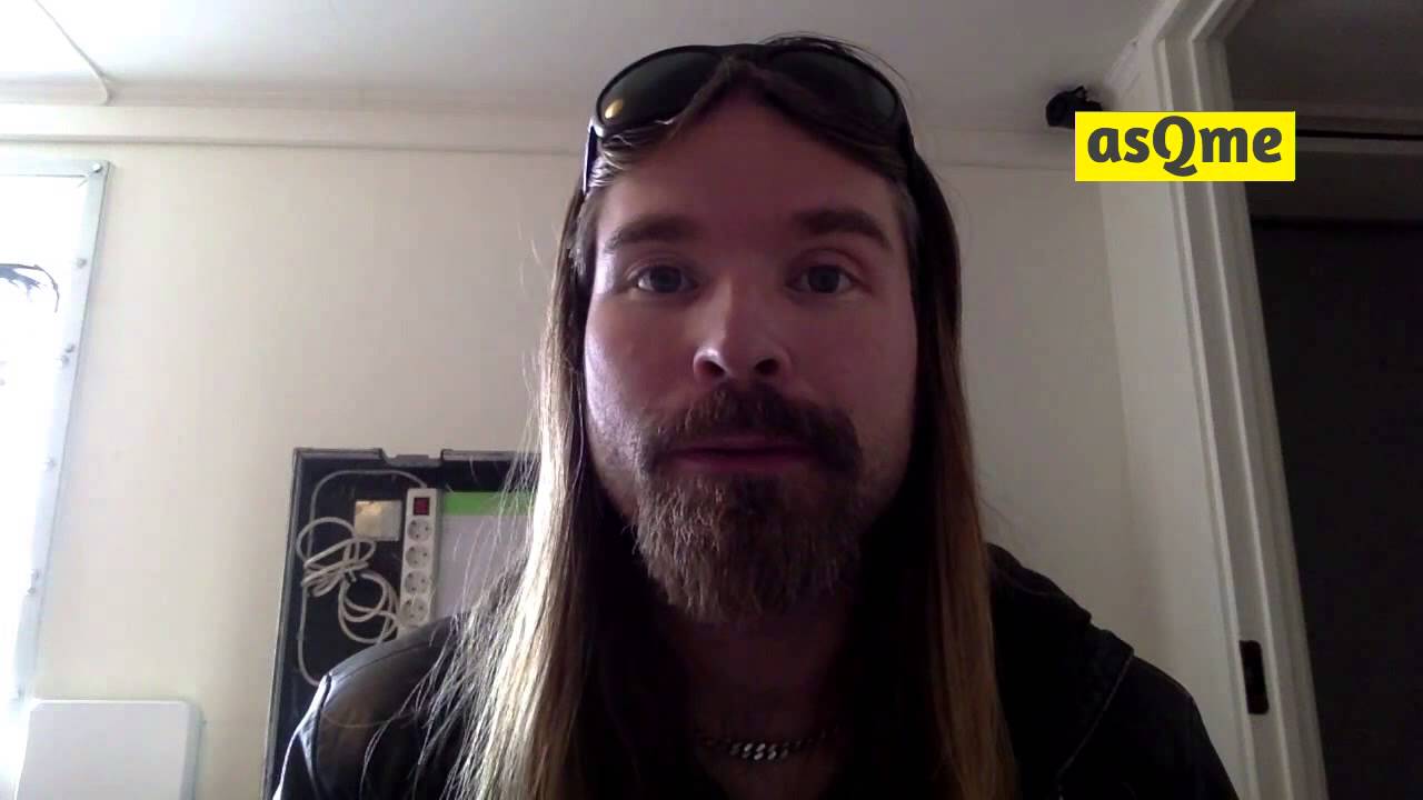 Sabaton's P&auml;r Sundstr&ouml;m on the band singing in Swedish