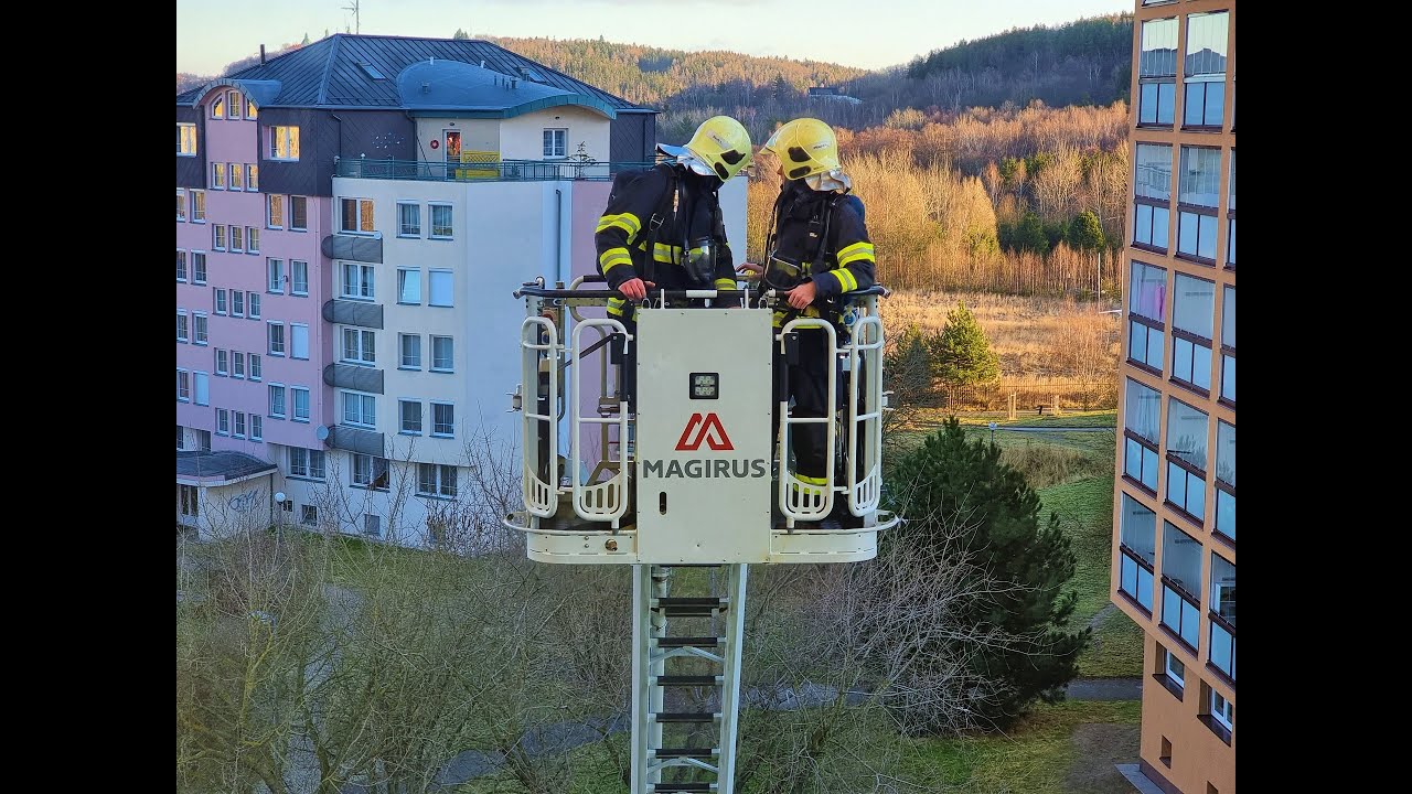 Příbramští hasiči procvičili zásah při požáru výškové budovy