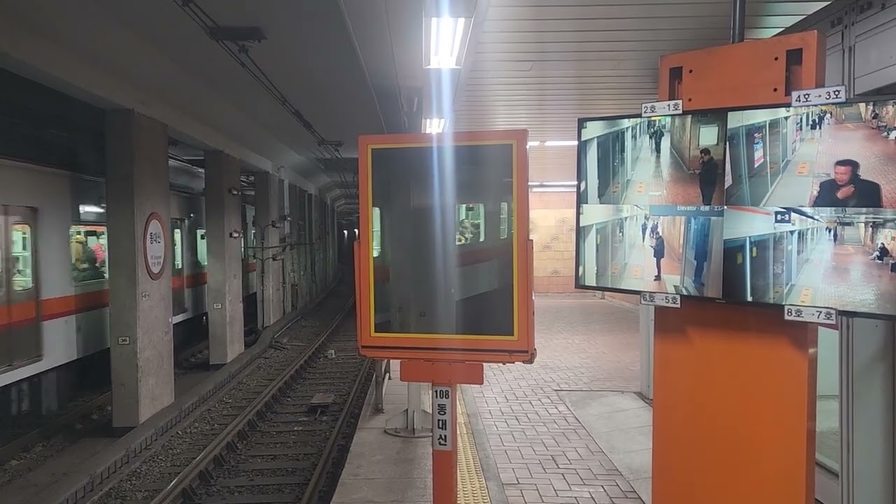 부산1호선 다대포행 W129편성 BTC1(차번미상) 동대신역 진입