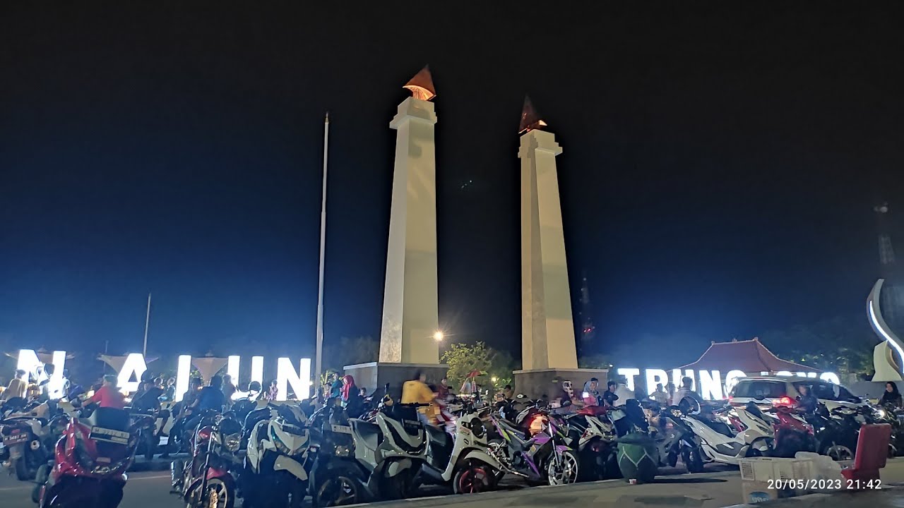 RAMAI BANGET..‼️SUASANA ALUN-ALUN TRUNOJOYO SAMPANG PADA MALAM HARI @KabupatenSampang #sampang