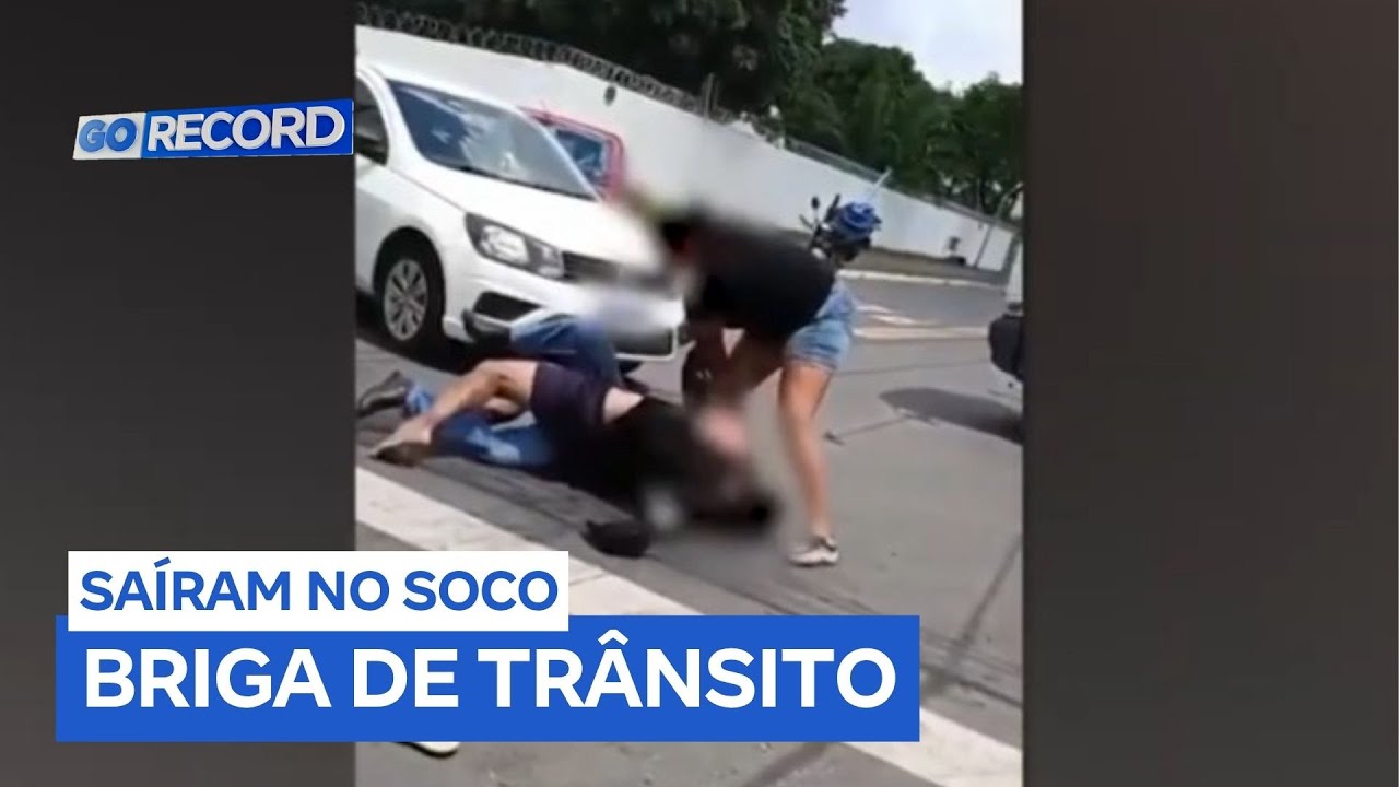 Briga de tr&acirc;nsito vira pancadaria no meio da rua em Goi&acirc;nia