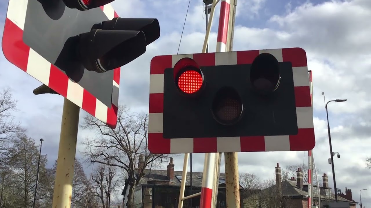 Hale LC 24/02/20206 12:57h When Level Crossings Go Wrong!
