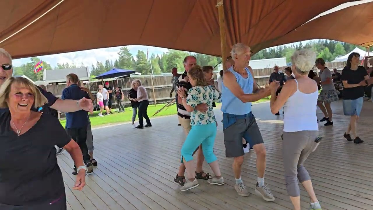Här mår jag bra med Sandins på festivalscena Dokka Camping 28.6.24 Dansnytt Jan Tore Eriksen