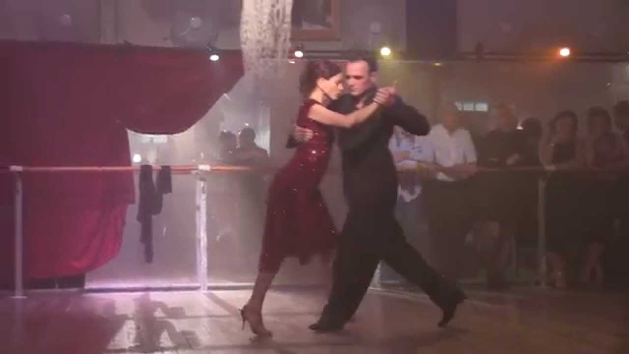 Esteban  et Claudia dansent sur un tango de Piazzolla