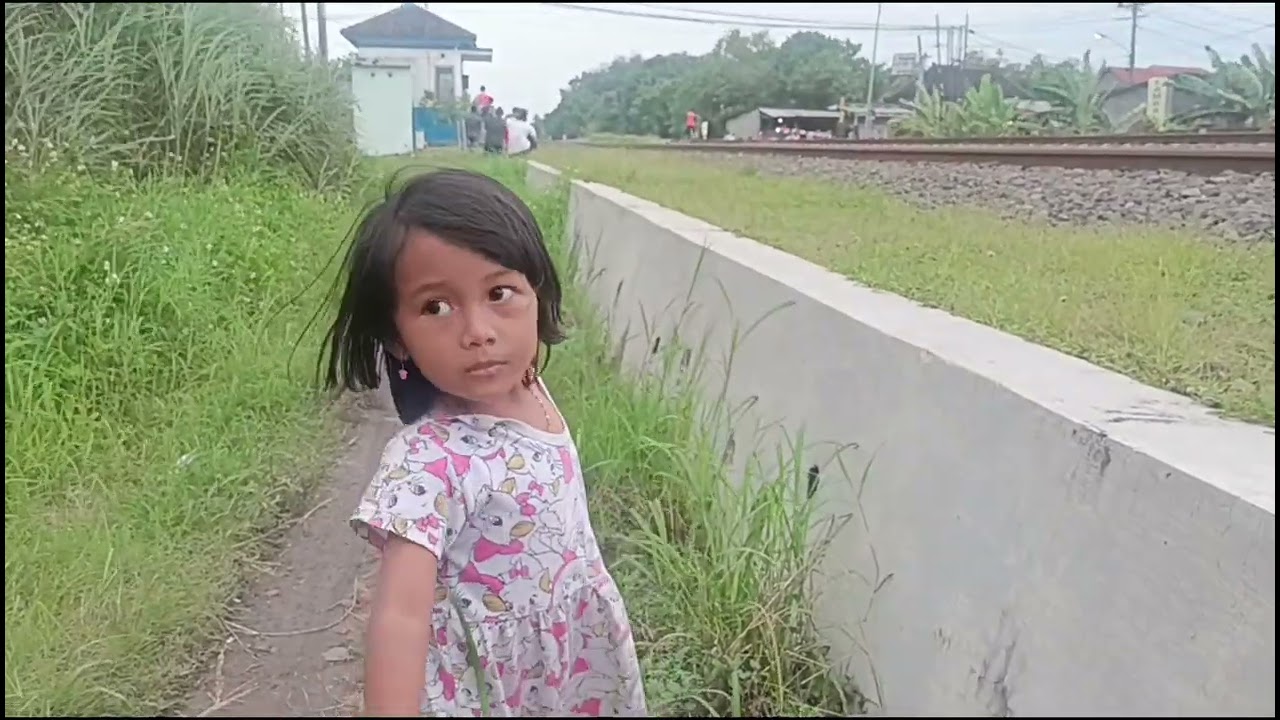 Mau pulang, ada kereta api lagi. #keretaapi #keretaapiindonesia #dailynana 