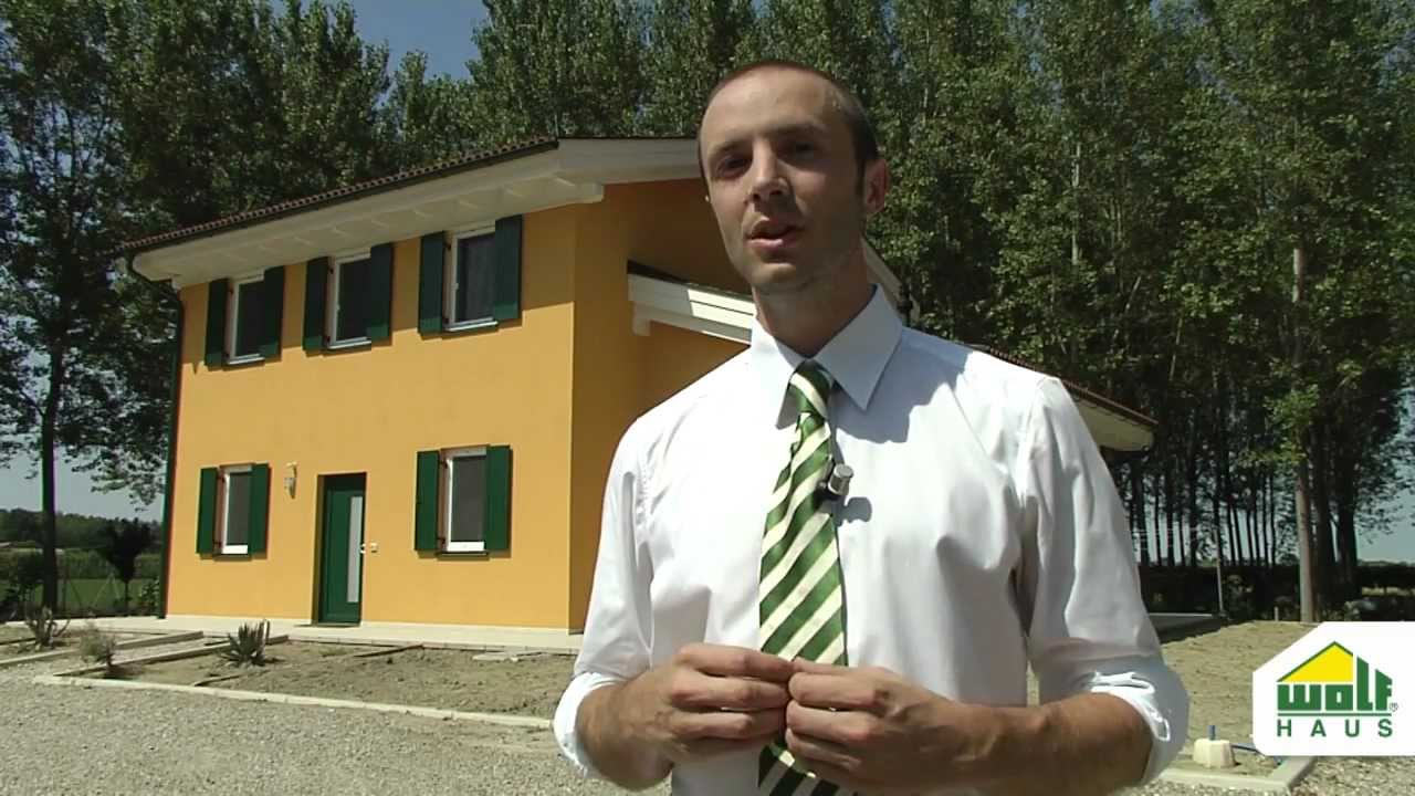 A Cavezzo una casa Wolf Haus illesa fra la distruzione del terremoto