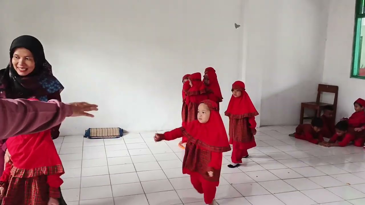 Bermain menjadi burung dan pemburu.