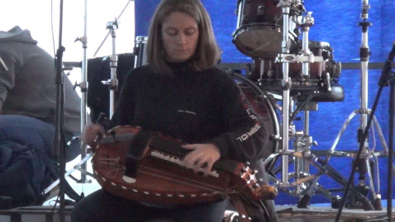 MUSICA OCCITANA : RAGAZZA CHE SUONA LA GHIRONDA.  2 - 11 - 2013.