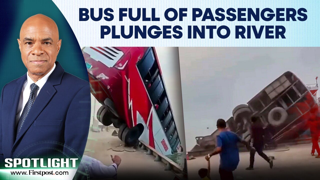 Трагедия с автобусом в Бангладеш: по меньшей мере 23 человека погибли в результате падения трансп...