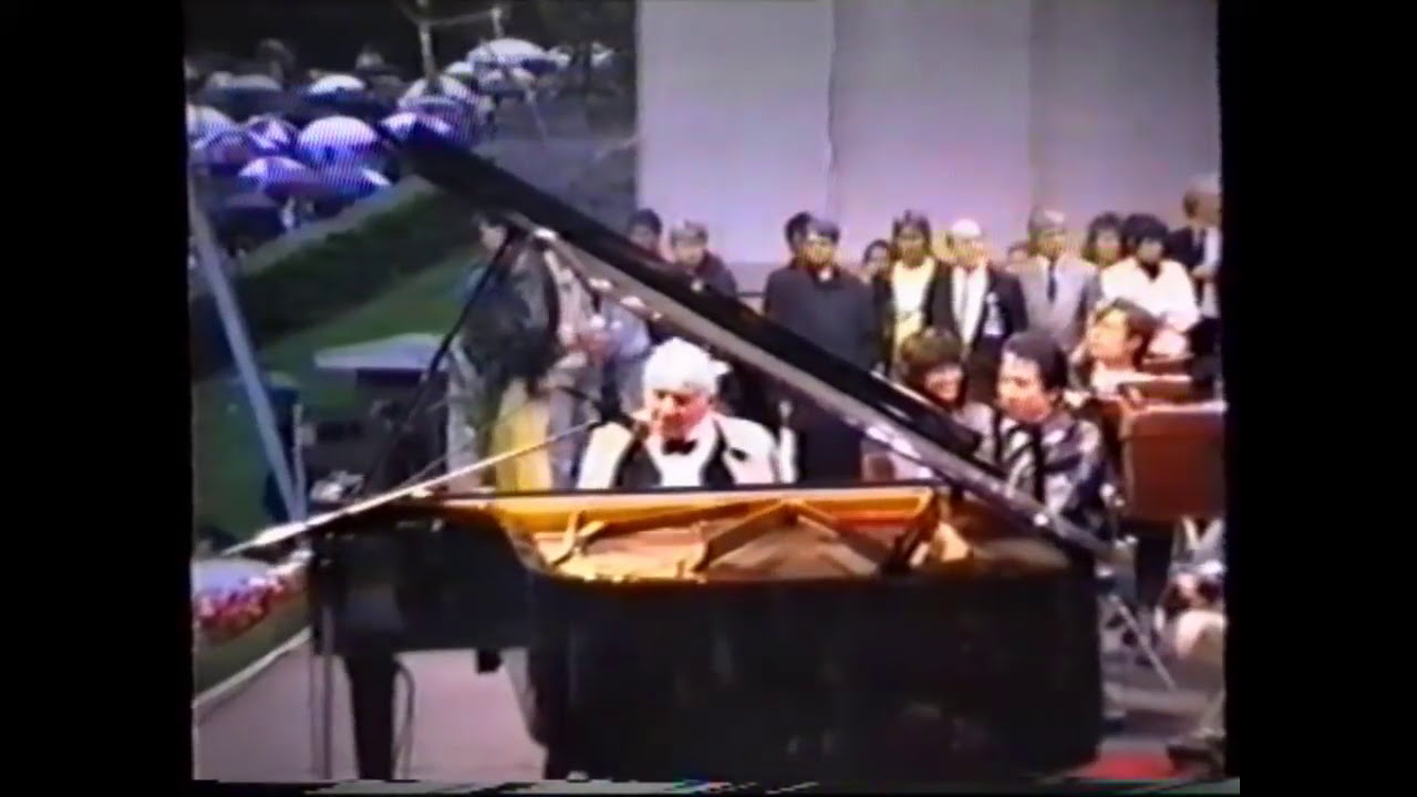 Rare footage of Leonard Bernstein jamming at the Waldbühne in rainy Berlin 1989