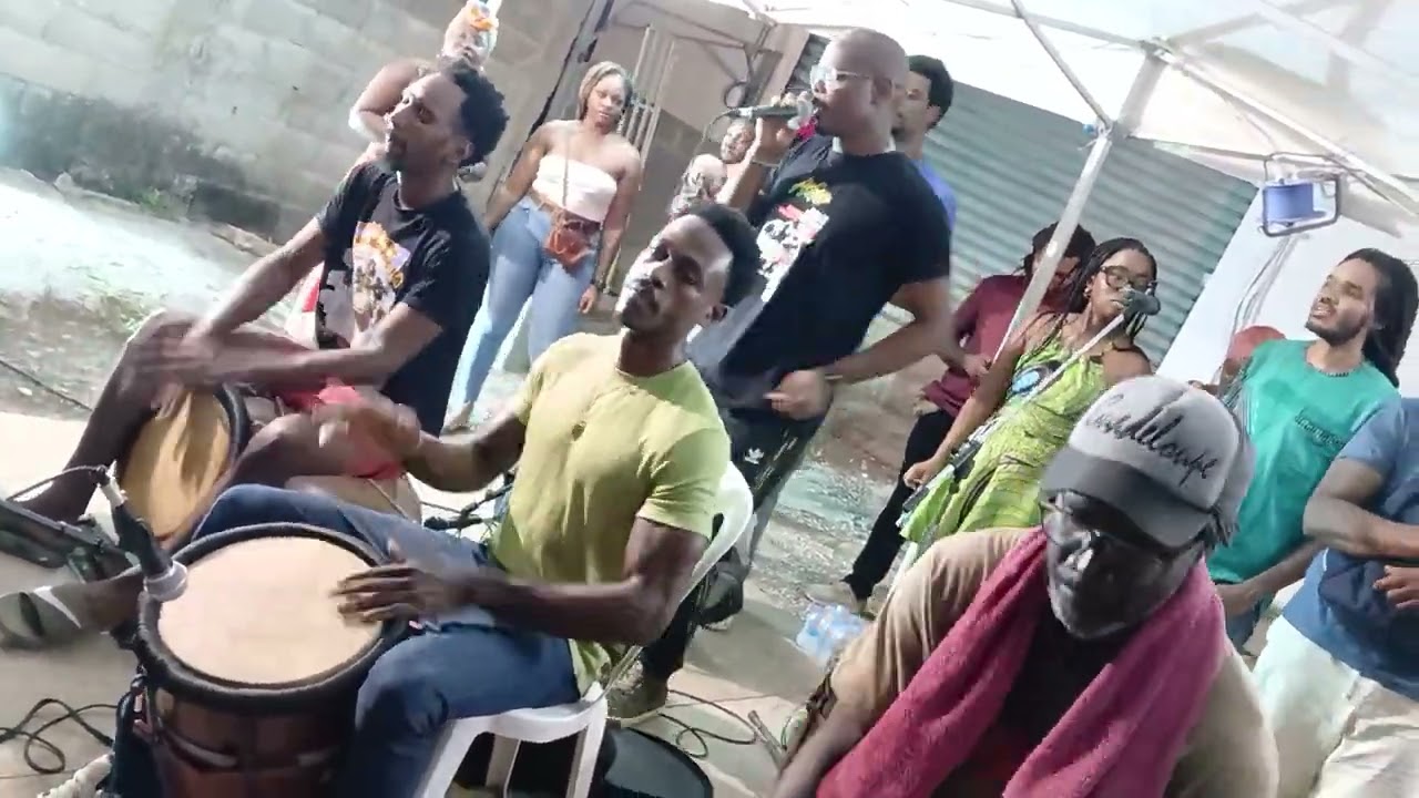 KOUTANBOU : Loïc AMBOULÉ chantè, Marvin JOURSON mawkè, Lina FORBIN dansèz. Gwo Ka sé TÉRAPI !