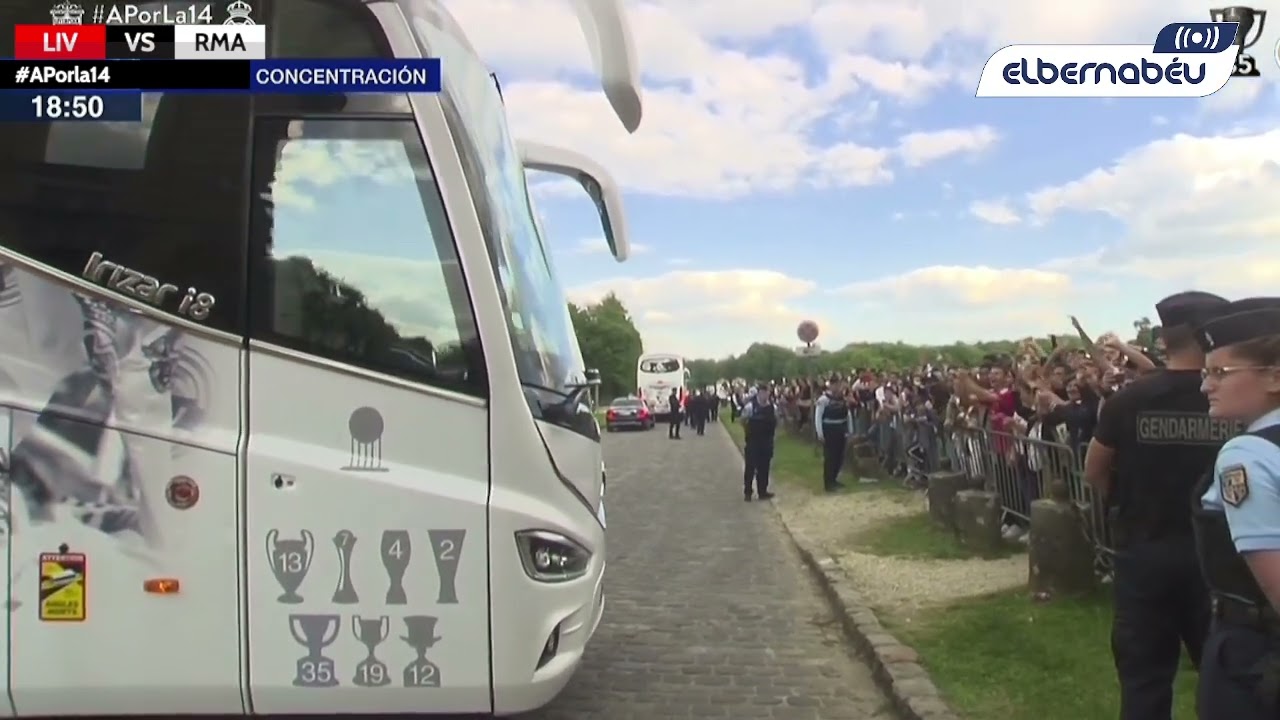 El autobús del Real Madrid, rumbo al Stade de France para la final de Champions frente al Liverpool