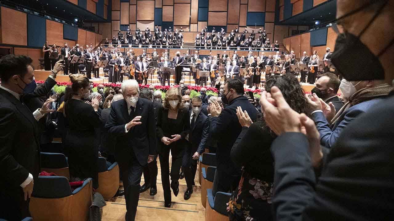 Firenze, ovazione per Mattarella al teatro del Maggio: il pubblico chiede il 