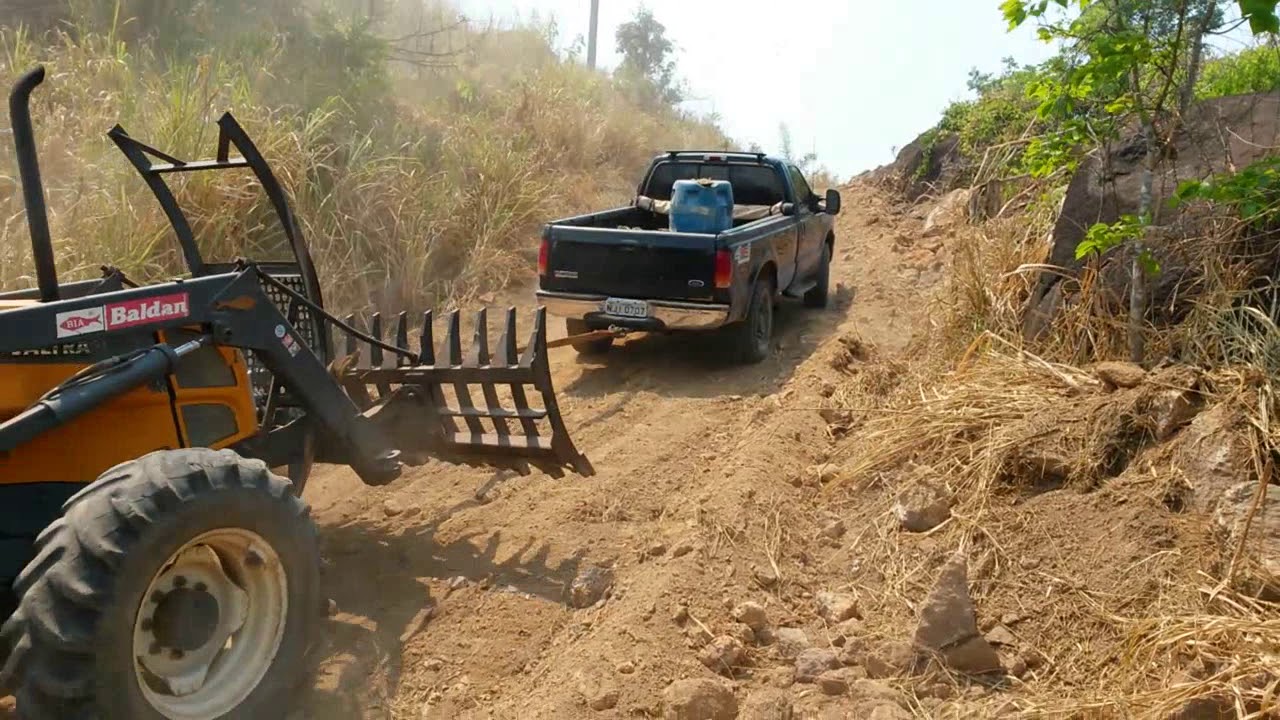 F 250 puxando trator valtra BM 110 ....arrastando um pau oco pra faze um bueiro