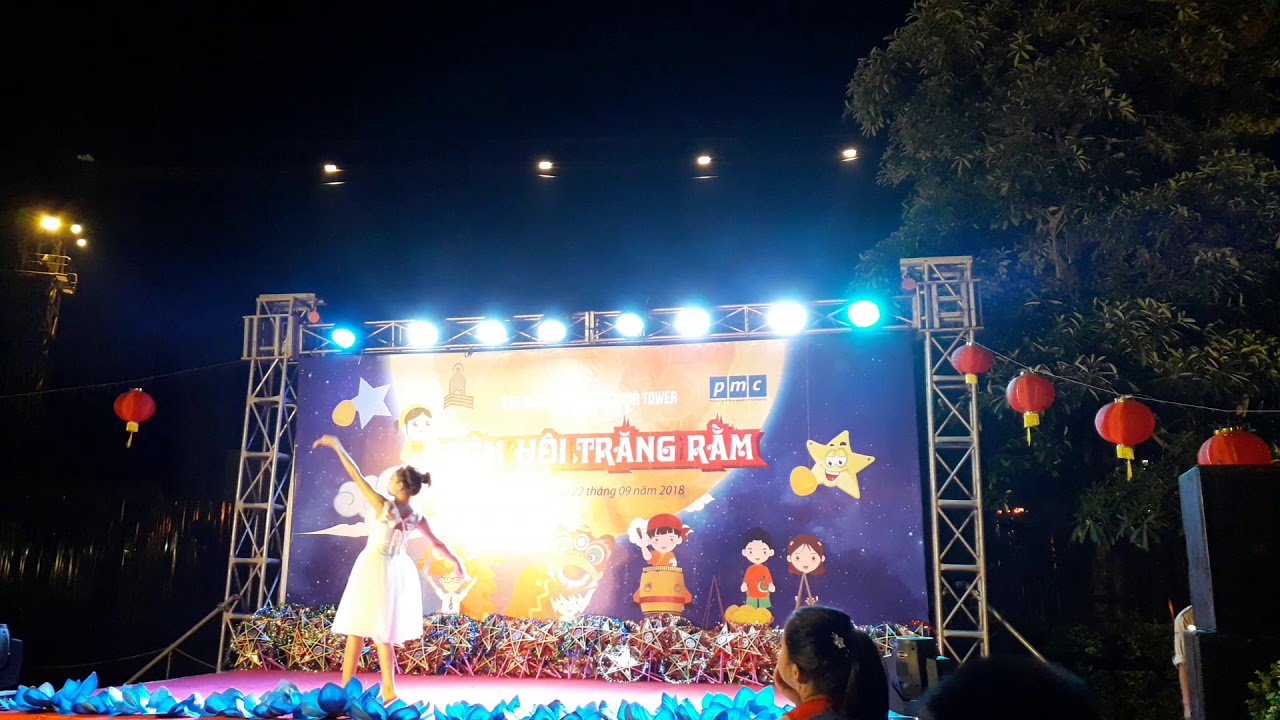 Chị Hằng Nga múa rất đẹp trong Hội Trăng Rằm