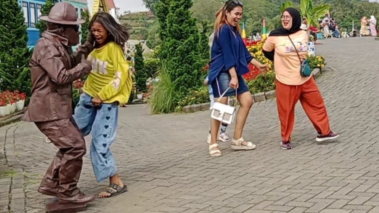 Paling lucu di bumi,, di jamin ngakak..!! Prank patung hidup..!!!