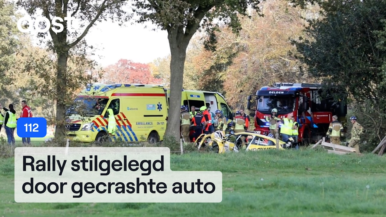 Rallyauto crasht tegen boom, twee gewonden | Oost