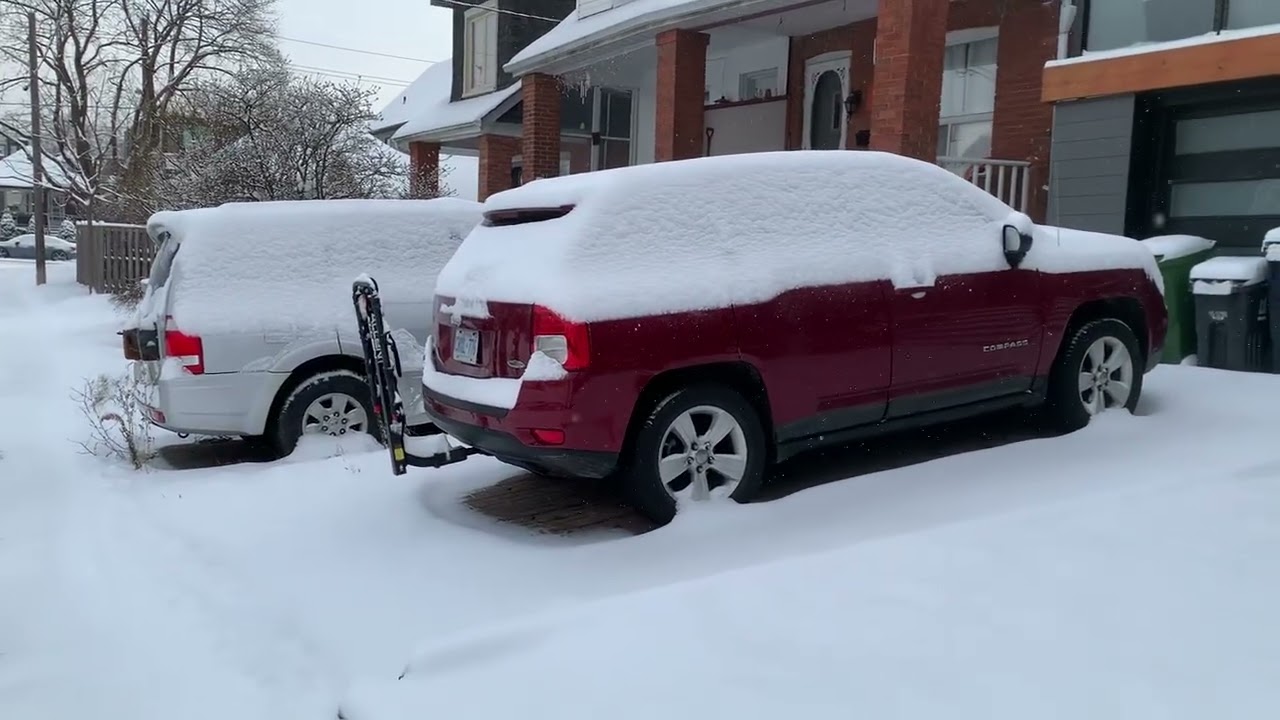 Canada Toronto bảo tuyết rơi trắng xoá đường cao 5 cm - 20 .C gió mạnh và rất là lạnh at Toronto