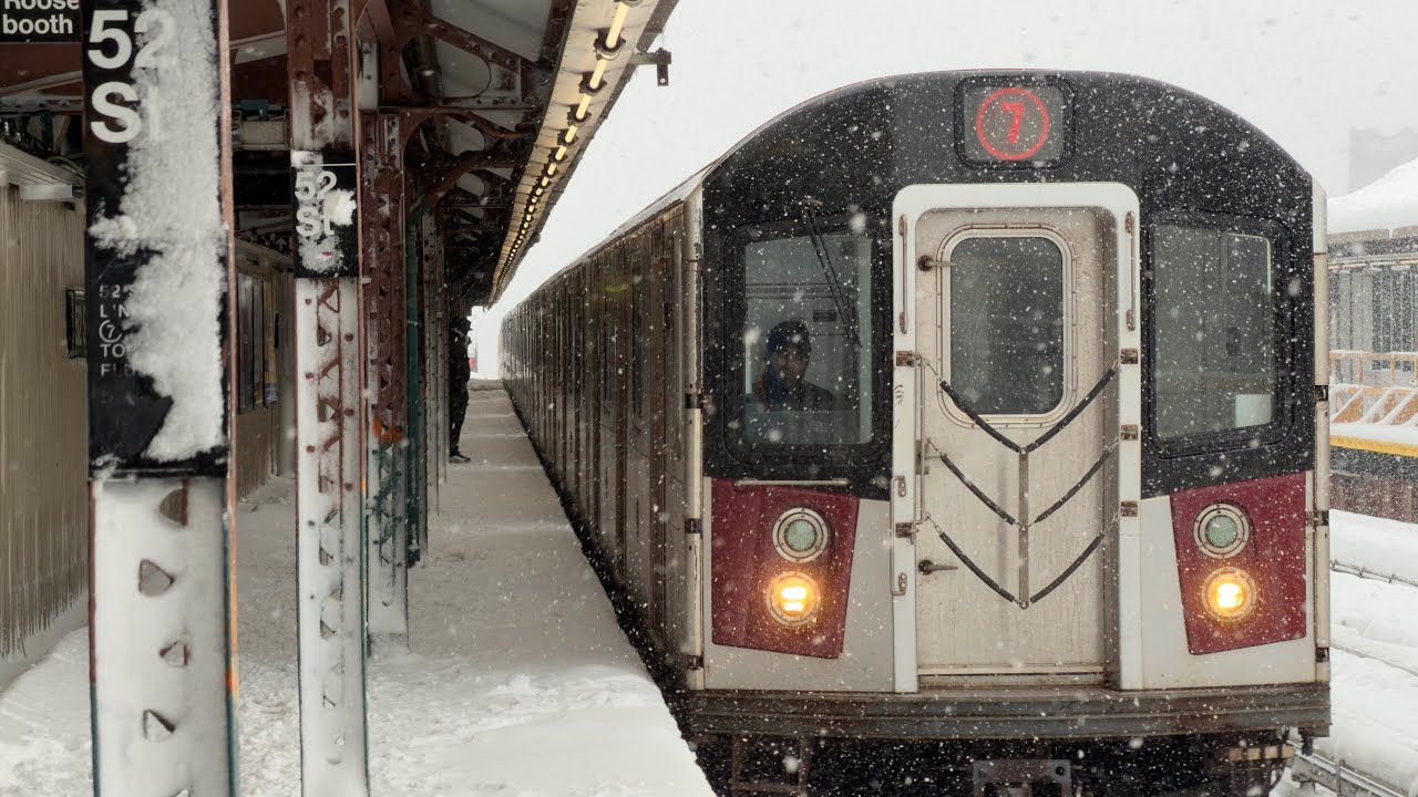 R188 7/7X Trains at 52 St-Lincoln Av in a Blizzard