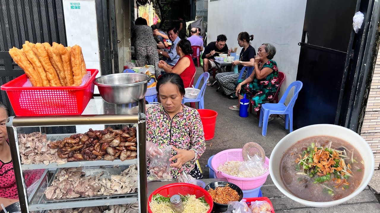 Không ngờ chị gái cháo lòng dồi chiên 30k/tô đông kín khách ở vỉa hè Sài Gòn