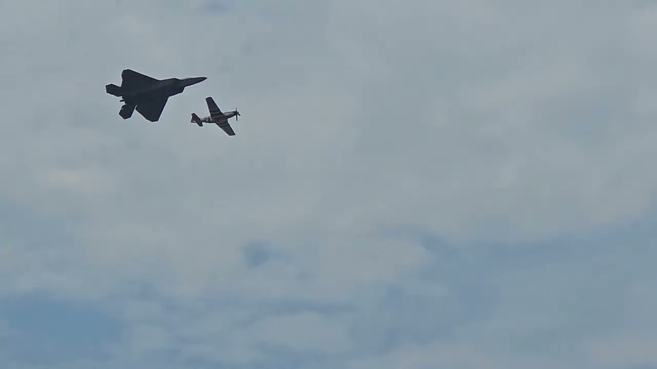 F22A Raptor and P51 Mustang at Battle Creek Field of Flight Air Show