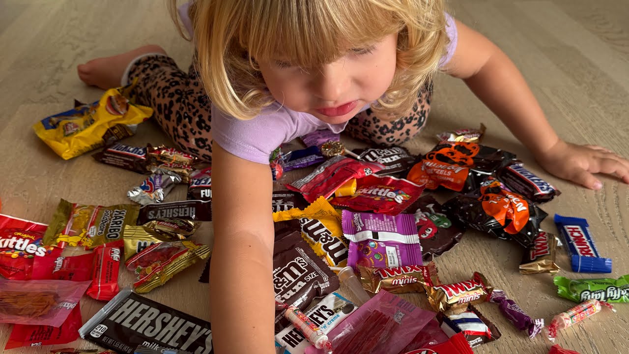 We ate all your Halloween candy! 🎃Both sisters’ reaction - in RUS with ENG subtitles