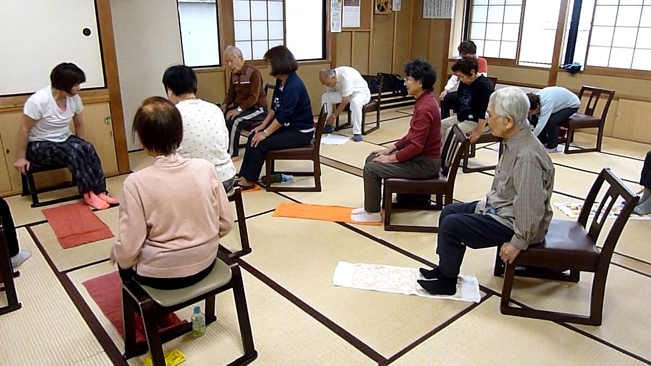 高齢者体操　足指でタオルギャザー　http://hlpstaff.jp