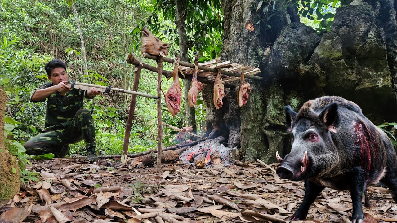 making bamboo guns, hunting wild boars, smoking meat in the forest, survival skills
