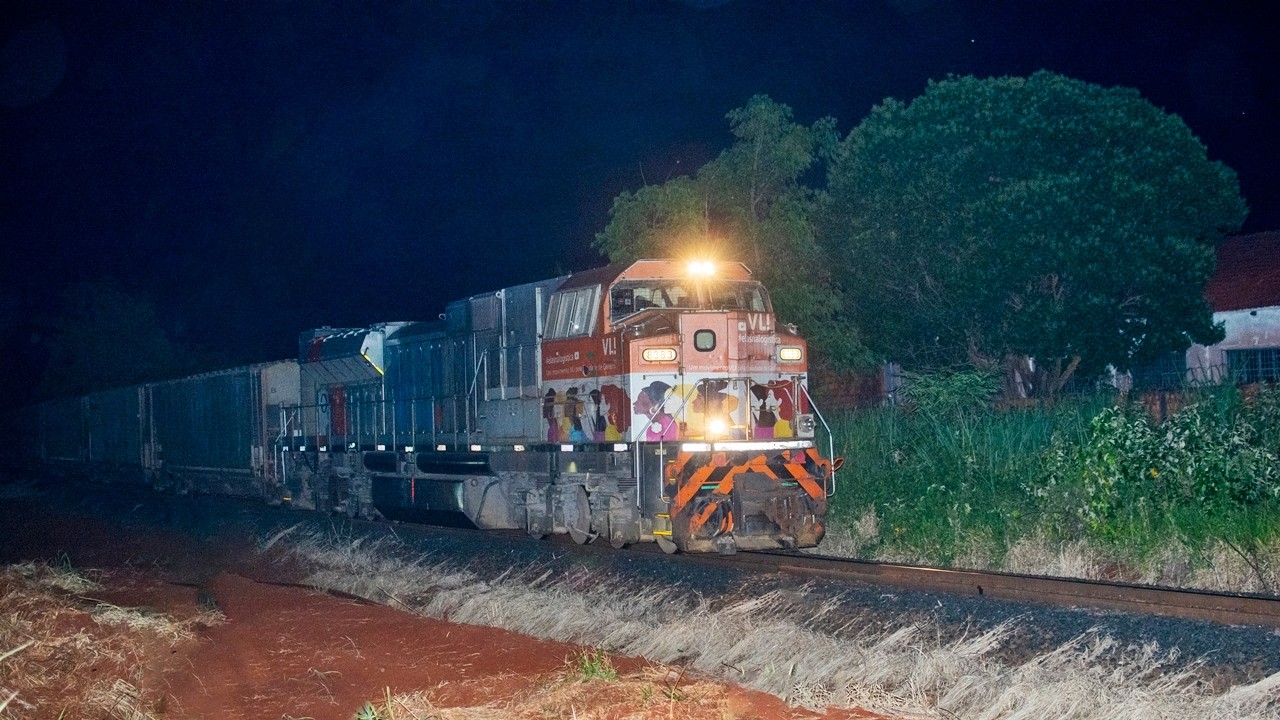 Trem Vazio da VLI com Locomotivas SD70 | Maquinista deu Show no Buzinaço.