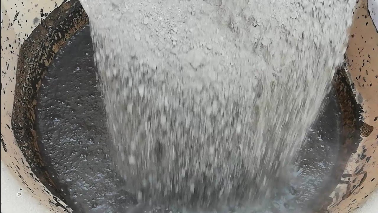 Dusty Pouring of gritty Smokey Ashes texture in  lots of water 💦 #pouring #pasteplay