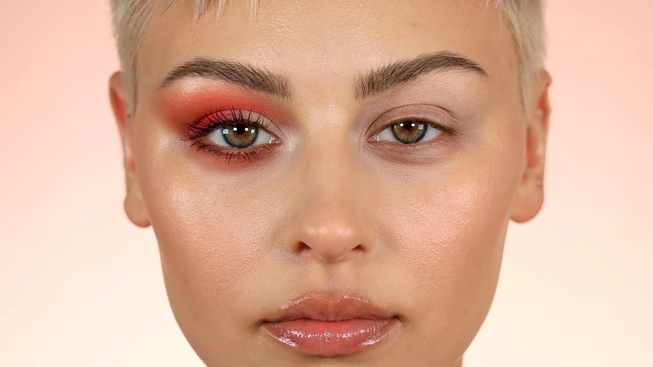 Contour your eyes with colorful eyeshadow
