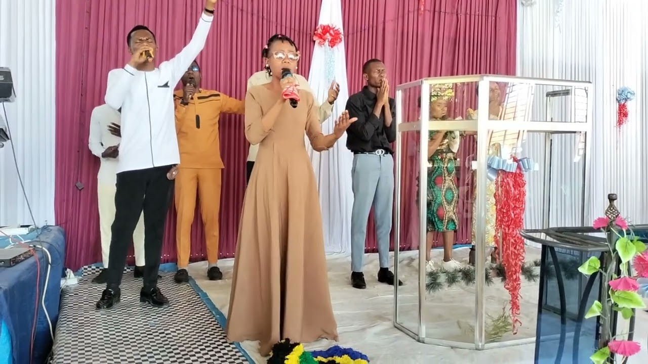 UTUKUFU UPEWE BWANA ACC PRAISE TEAM
