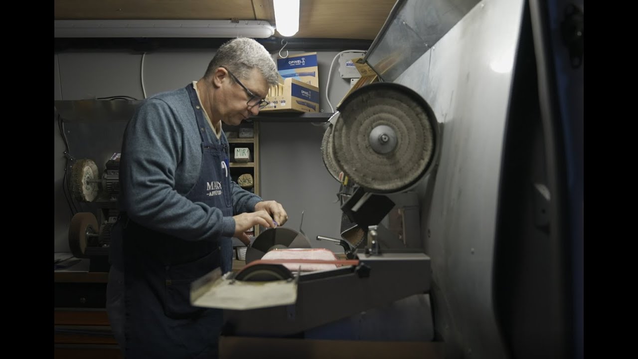 223. Un Rémouleur au marché - Souffel PLAY