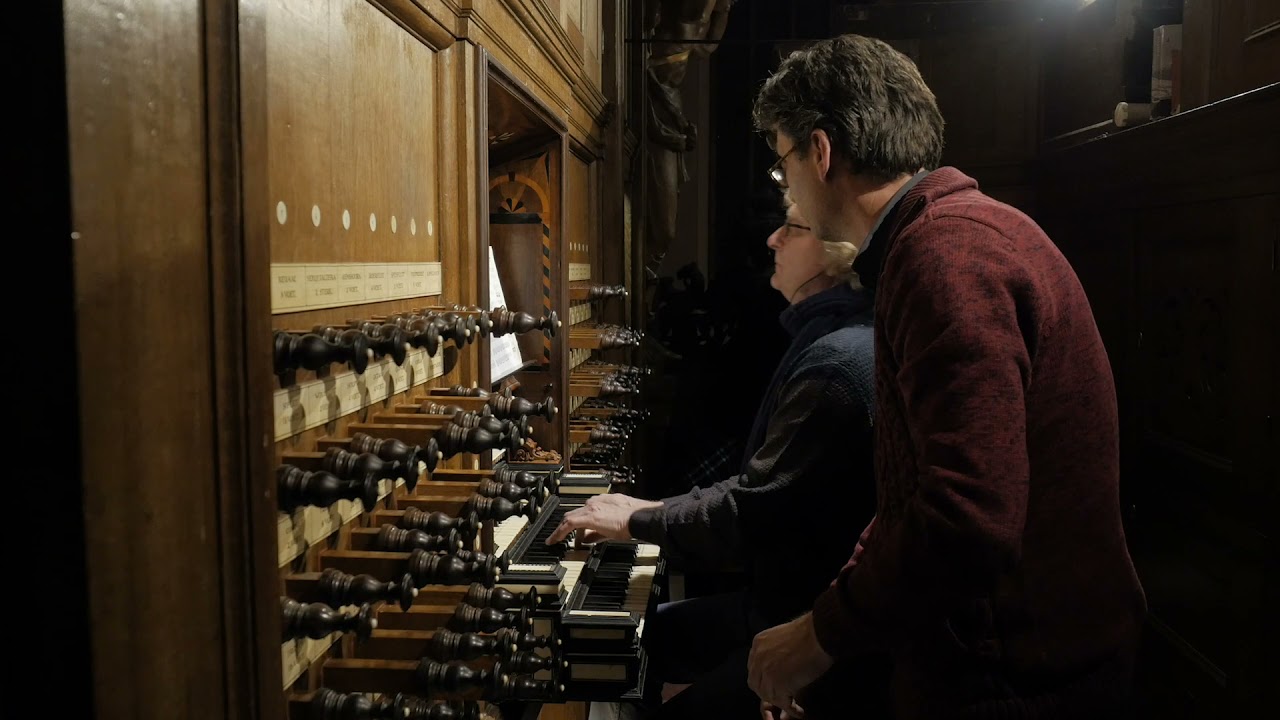 Toon Hagen bespeelt het Schnitgerorgel van de grote of St MIchaelskerk te Zwolle.