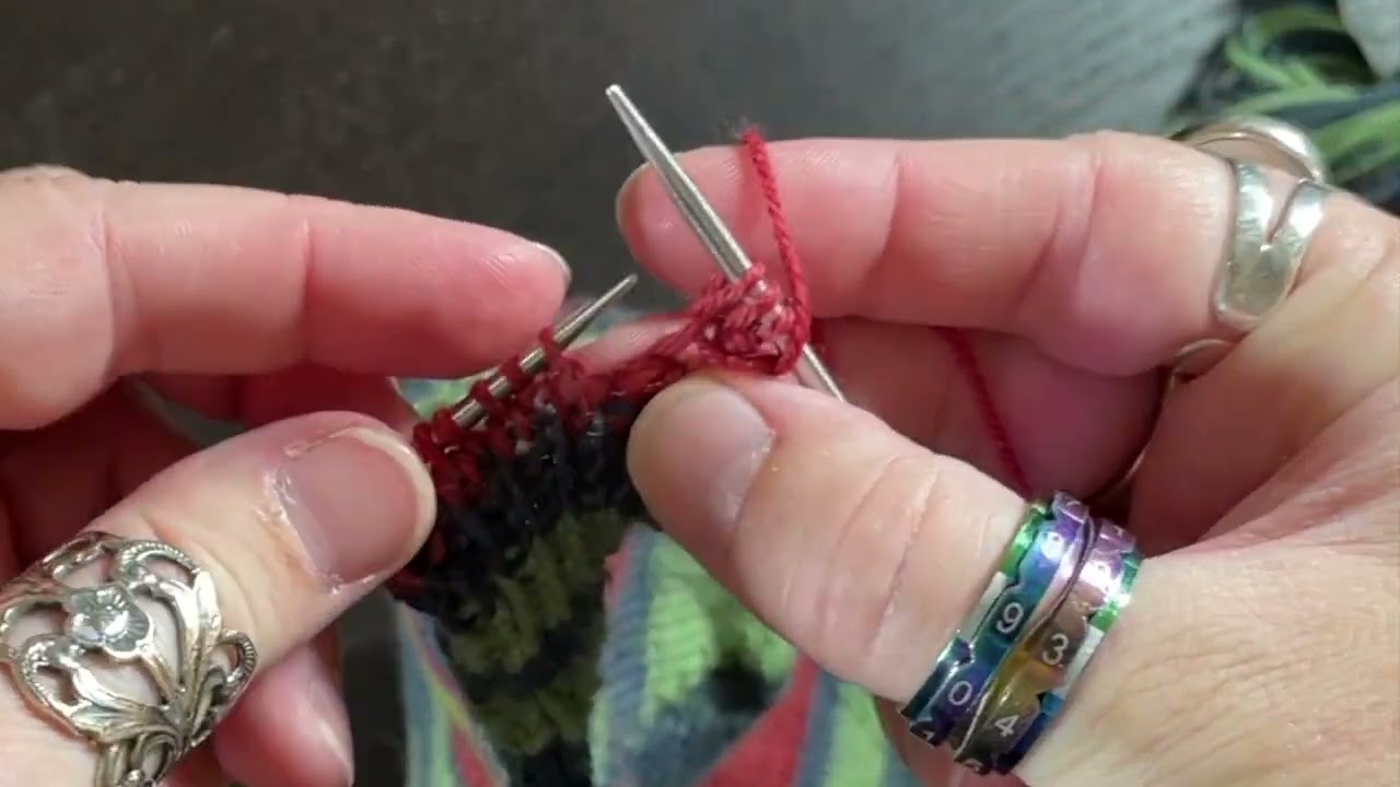 Вязание: удивительно эластичная пряжа Jenny's Surprisingly Stretchy Bindoff, используемая в носка...