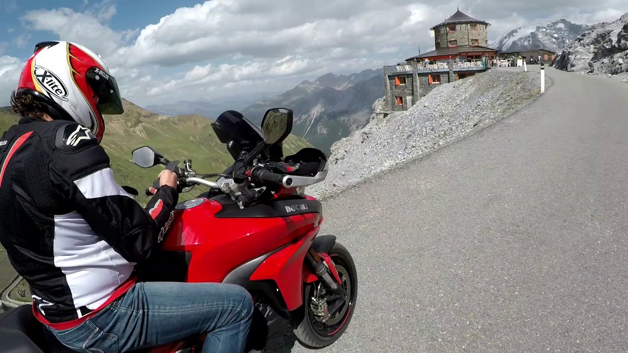 In moto tra Splugen, Fluela, Martinsbrucker, Resia, Umbrail, Stelvio e Gavia - Ducati Multistrada