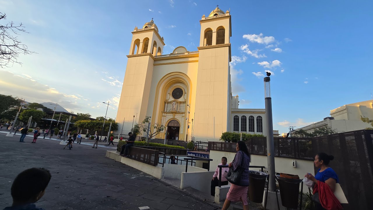 BLANQUITA LA COCO Y MAS está en vivo