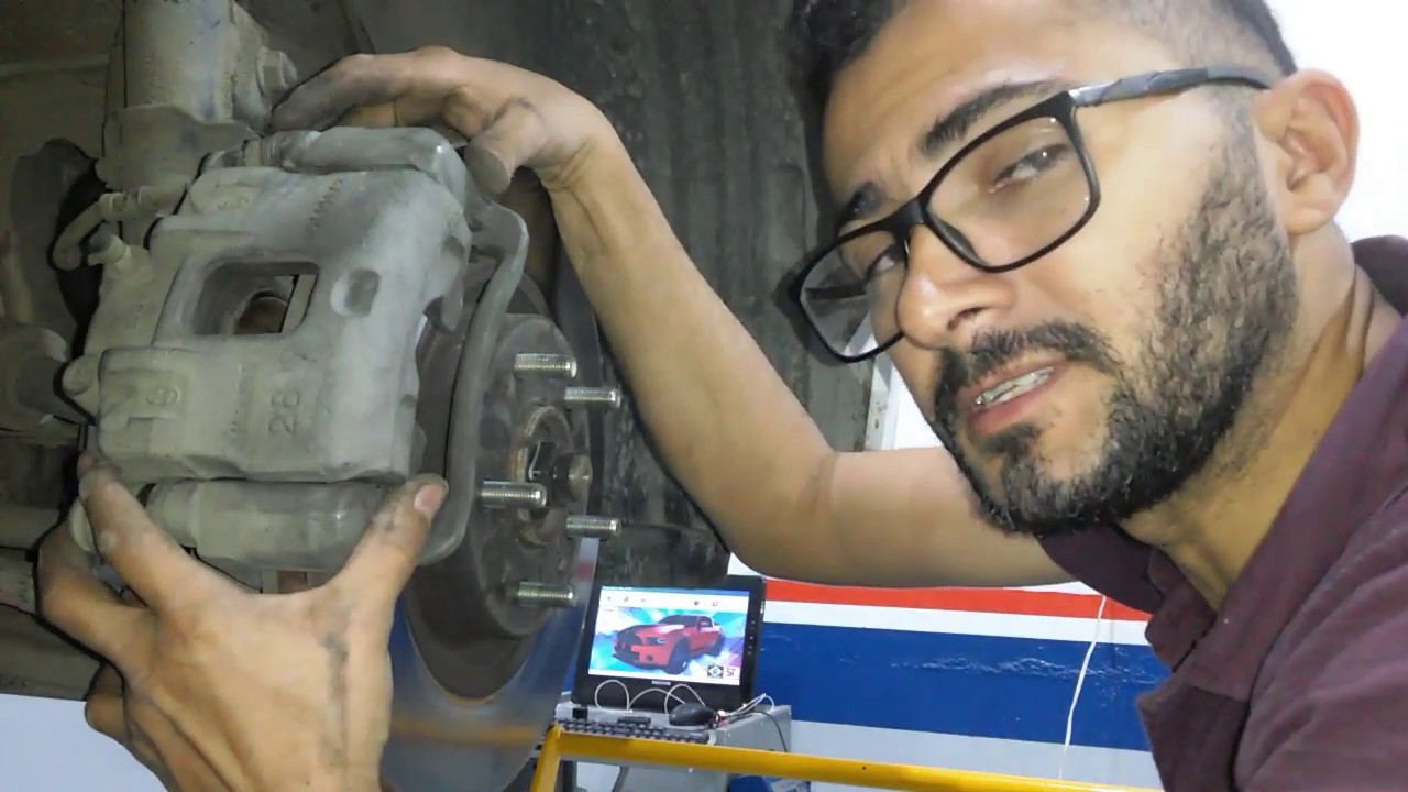 Desgaste irregular nas pastilhas de freio.