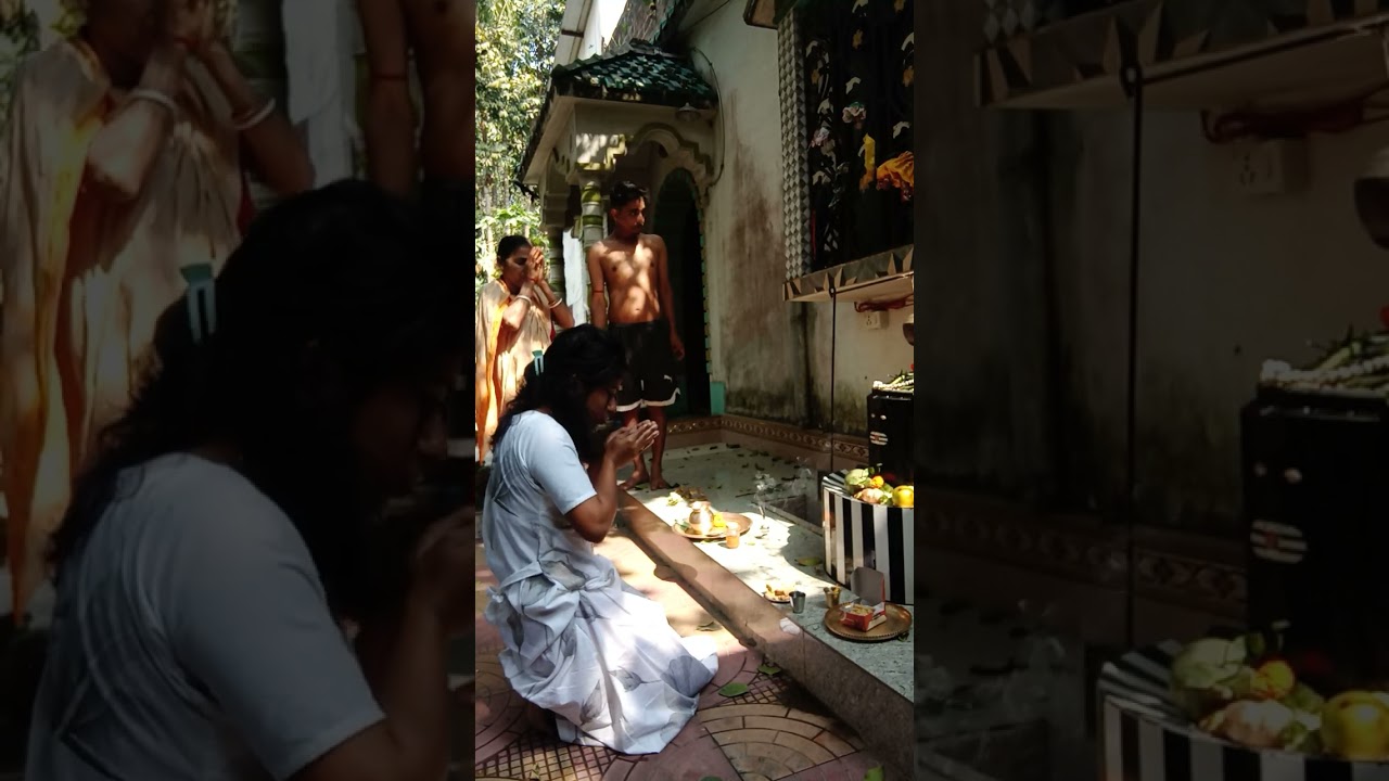 আমাদের বাড়িতে শিব পুজোর দিন আমার বোন আর আমি পুজো দিচ্ছি 🙏🙏🙏