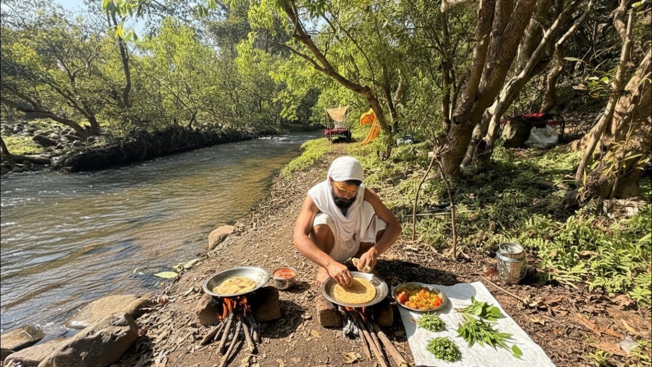 कुटिया छोड़ नदी किनारे कठोर तप कर रहे बाल बैरागी कुटिया से चोरों ने साफ की सामग्री