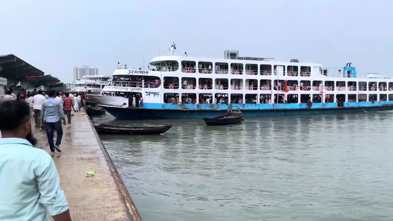 লঞ্চের বাজার জমে উঠে বিকালে। Launch Market festival at afternoon.