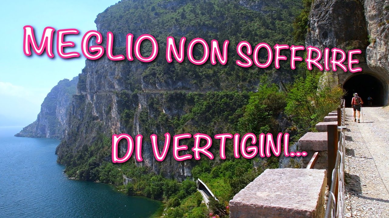 Strada del Ponale da Riva del Garda a Ledro. Una ciclabile intagliata nelle falesie verticali.